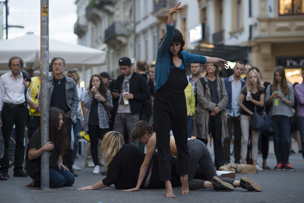 performance a Bienne lors de la 12eme exposition Suisse des Sculpture (ESS), Le Mouvement, performing the city, ce mardi 26 aout 2014 a Bienne (Meyer&Kangangi